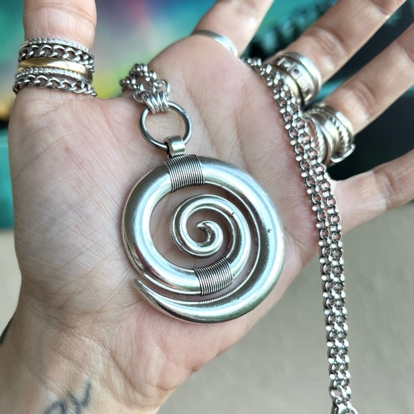 Big silver plated spiral charm on Stainless steel rolo chain boho necklace - Picture 5 of 10